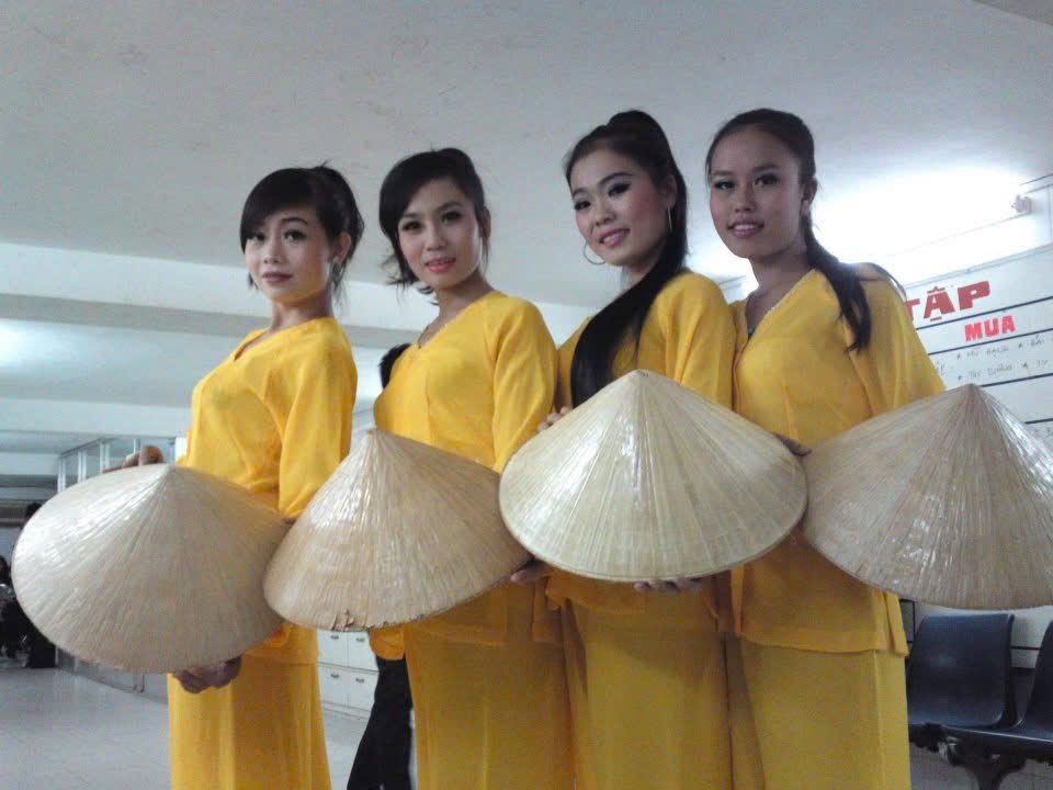 Traditional Vietnamese áo dài fan ensemble
