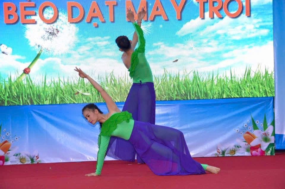 Featured solo traditional Vietnamese dance performance on stage